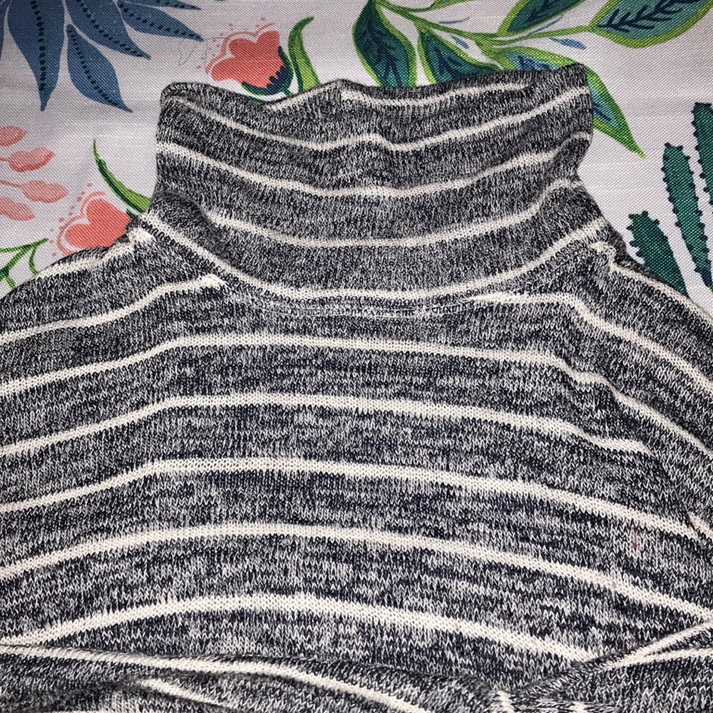 Forever 21 Turtle Neck - Picture 3 of 4